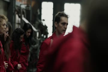 Money Heist 2017 S01 Errar al disparar Episode 3 in Hindi thumb